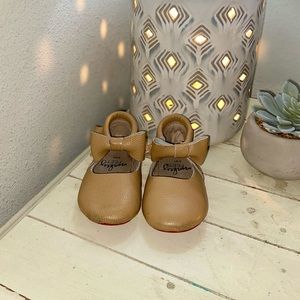 ‼️🩰🛼H O S T P I C K‼️.      MONKEY FEET GIRLS LIGHT BROWN BOW SHOES - LIKE NEW
